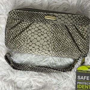 NWT Travelon Women’s Wallet Wristlet